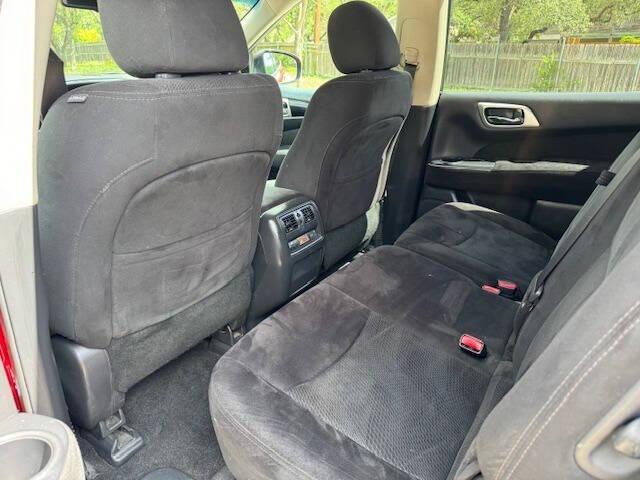 Photo of 2014 Red Nissan Pathfinder