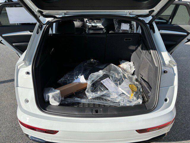 Photo of 2025 Glacier White Metallic Audi Q5