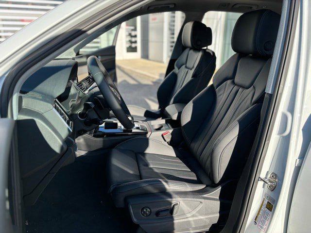 Photo of 2025 Glacier White Metallic Audi Q5