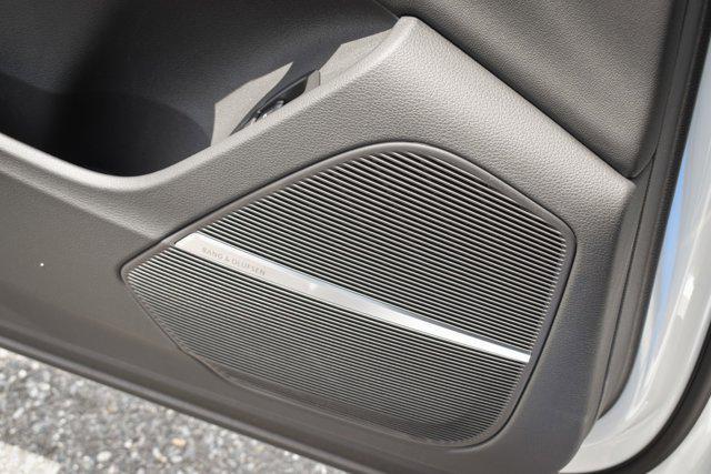 Photo of 2025 Glacier White Metallic Audi Q7
