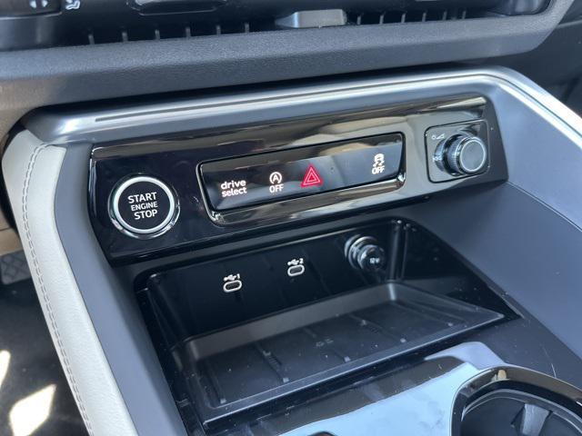 Photo of 2025 Glacier White Metallic Audi Q5