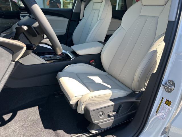 Photo of 2025 Glacier White Metallic Audi Q5