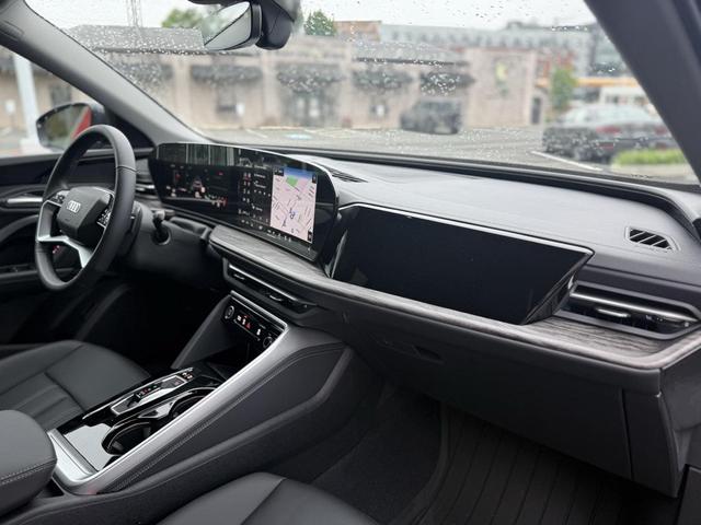 Photo of 2025 Tambora Gray Metallic Audi Q5