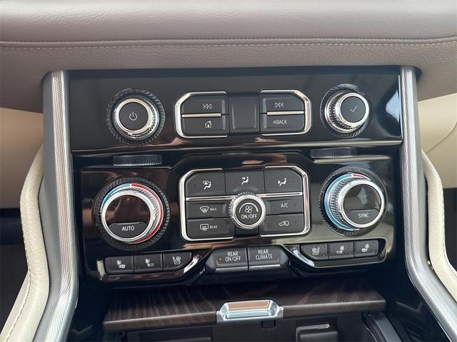 Photo of 2021 Hunter Metallic GMC Yukon XL