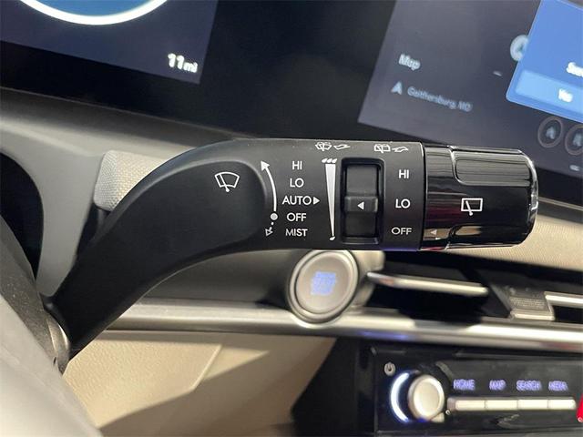 Photo of 2025 White Pearl Hyundai TUCSON