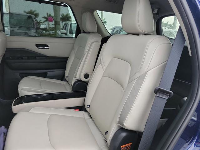 Photo of 2023 Deep Ocean Blue Pearl Nissan Pathfinder