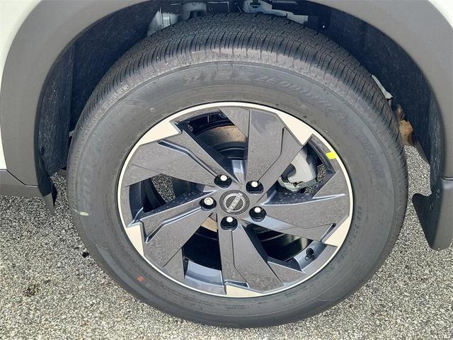 Photo of 2026 Everest White Pearl Tricoat Nissan Rogue