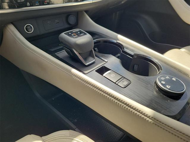 Photo of 2021 Pearl White Tricoat Nissan Rogue