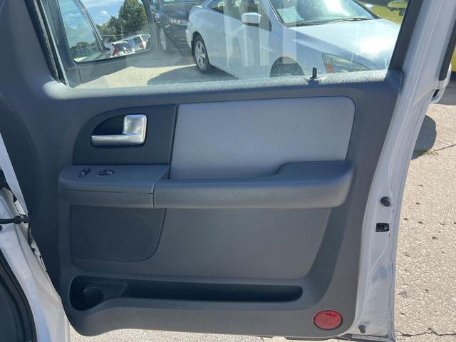 Photo of 2003 Oxford White Ford Expedition