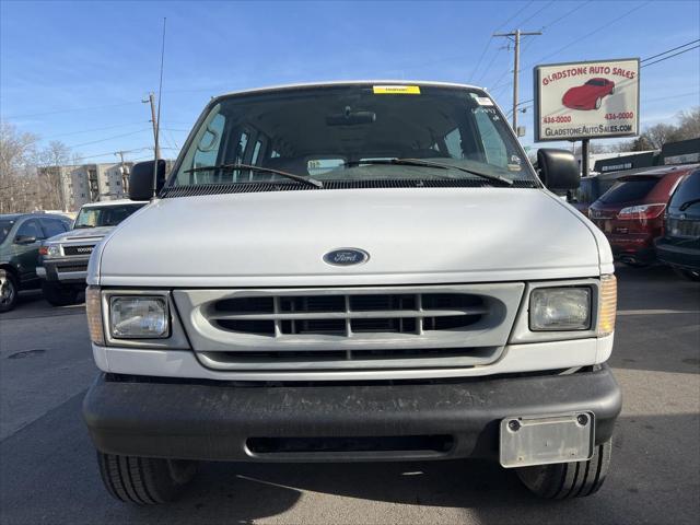 Photo of 2001 Oxford White Ford E350 Super Duty