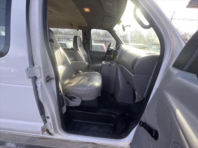 Photo of 2001 Oxford White Ford E350 Super Duty