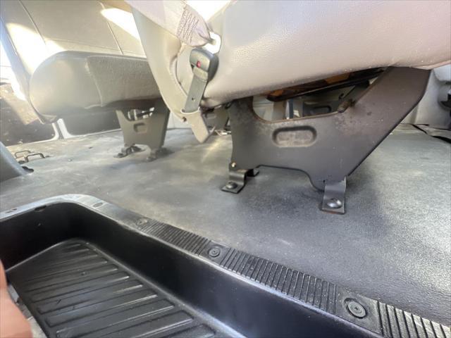 Photo of 2001 Oxford White Ford E350 Super Duty