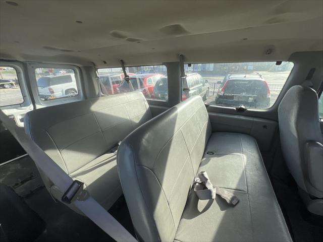 Photo of 2001 Oxford White Ford E350 Super Duty