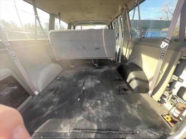 Photo of 2001 Oxford White Ford E350 Super Duty