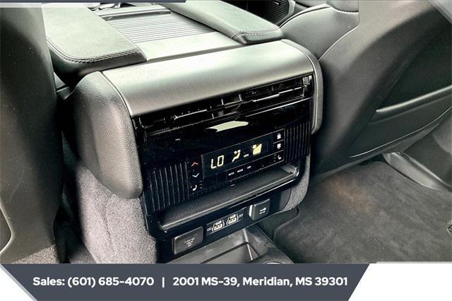 Photo of 2024 Silver Zynith Jeep Wagoneer L