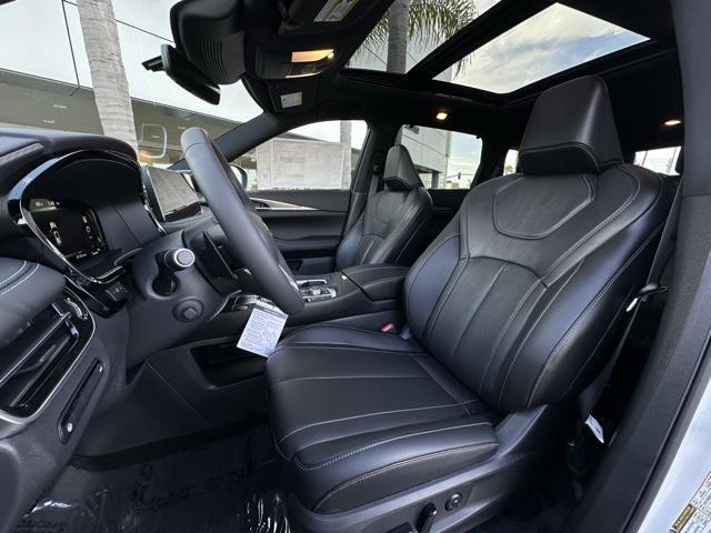 Photo of 2025 Majestic White INFINITI QX60