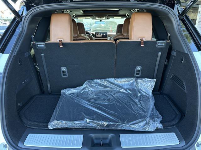 Photo of 2025 Majestic White/Black Obsidian INFINITI QX60