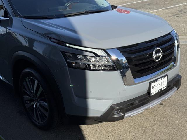 Photo of 2022 Boulder Gray Pearl Nissan Pathfinder
