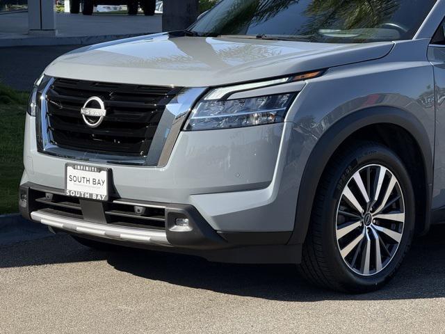Photo of 2022 Boulder Gray Pearl Nissan Pathfinder