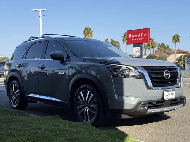 Photo of 2022 Boulder Gray Pearl Nissan Pathfinder