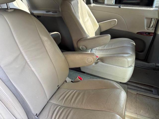 Photo of 2013 Black Toyota Sienna