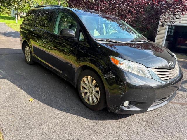 Photo of 2013 Black Toyota Sienna