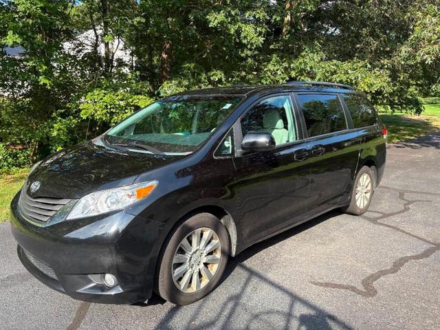 Photo of 2013 Black Toyota Sienna