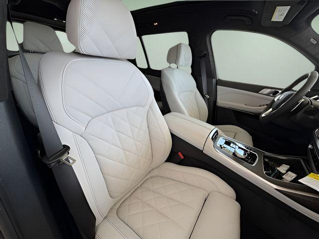 Photo of 2026 Alpine White BMW X7