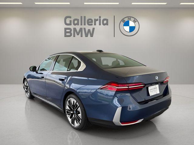 Photo of 2025 Blue Metallic BMW 530