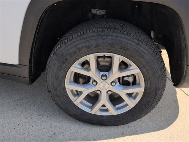 Photo of 2023 Bright White Clearcoat Jeep Grand Cherokee L