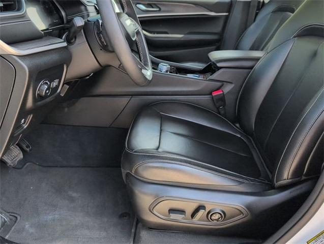 Photo of 2023 Bright White Clearcoat Jeep Grand Cherokee L