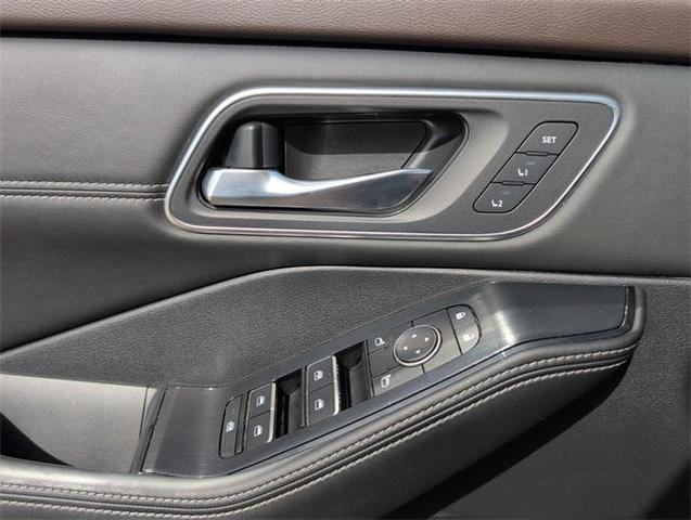 Photo of 2021 Champagne Silver Nissan Rogue