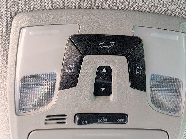 Photo of 2017 Silver Sky Metallic Toyota Sienna