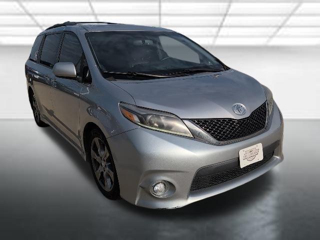 Photo of 2017 Silver Sky Metallic Toyota Sienna