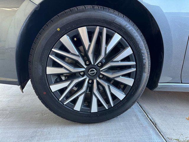 Photo of 2024 Gun Metallic Nissan Altima