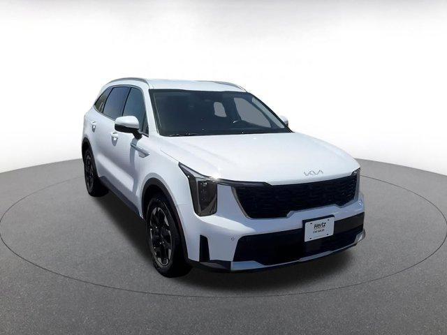 Photo of 2024 Glacial White Pearl Kia Sorento