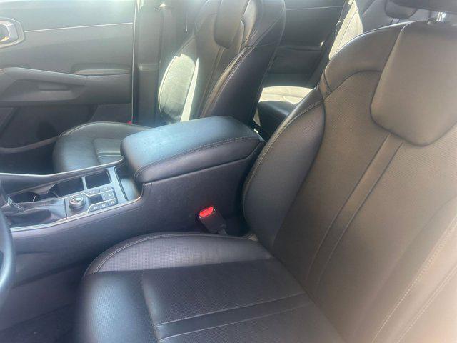 Photo of 2024 Glacial White Pearl Kia Sorento
