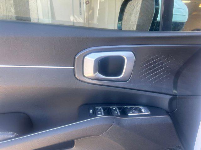 Photo of 2024 Glacial White Pearl Kia Sorento