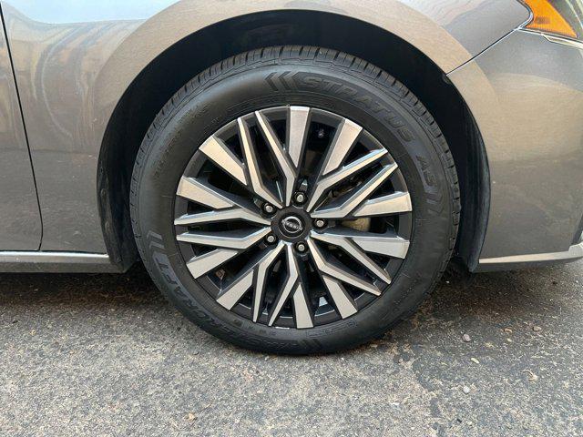 Photo of 2024 Gun Metallic Nissan Altima