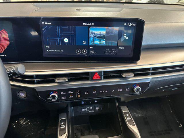 Photo of 2024 Glacial White Pearl Kia Sorento