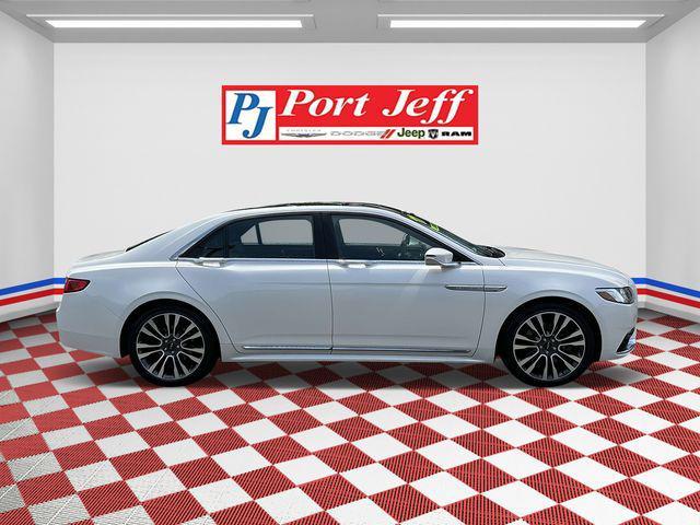 Photo of 2017 White Platinum Lincoln Continental