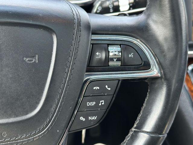 Photo of 2017 White Platinum Lincoln Continental