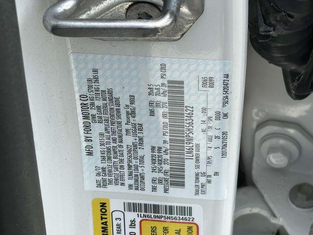 Photo of 2017 White Platinum Lincoln Continental