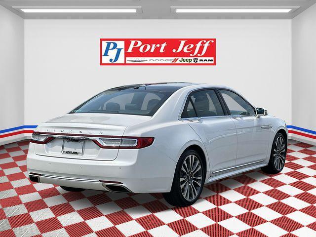 Photo of 2017 White Platinum Lincoln Continental