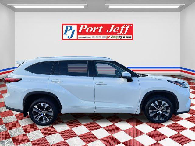 Photo of 2021 Blizzard Pearl Toyota Highlander