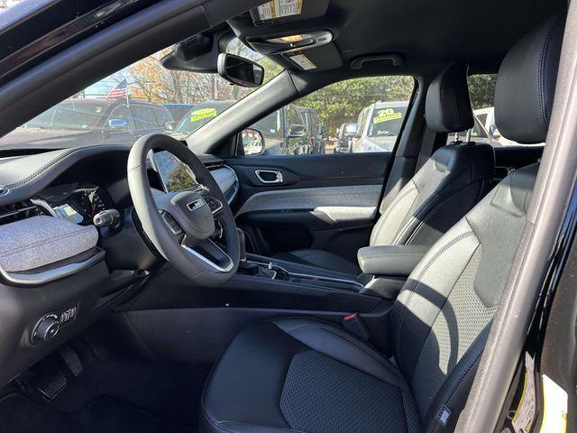 Photo of 2024 Diamond Black Crystal Pearlcoat Jeep Compass
