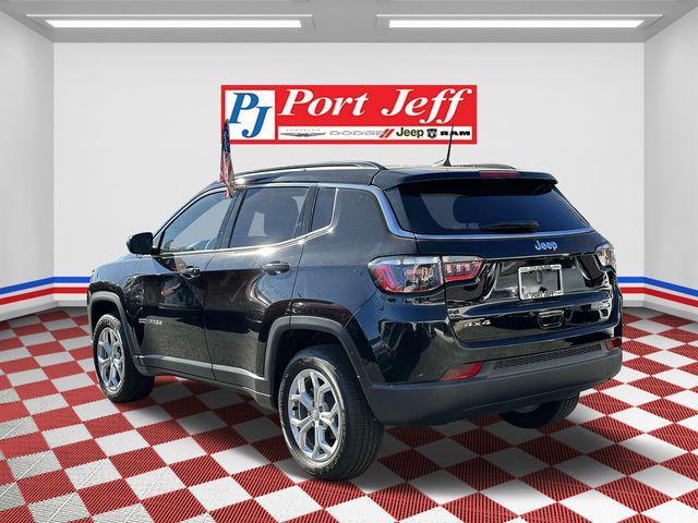Photo of 2024 Diamond Black Crystal Pearlcoat Jeep Compass