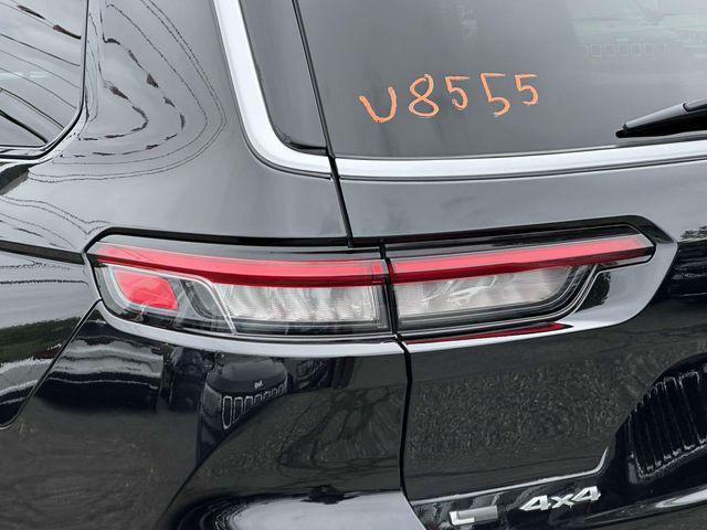 Photo of 2021 Diamond Black Crystal Pearlcoat Jeep Grand Cherokee L