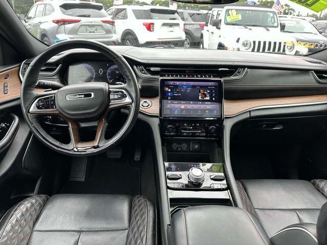 Photo of 2021 Diamond Black Crystal Pearlcoat Jeep Grand Cherokee L