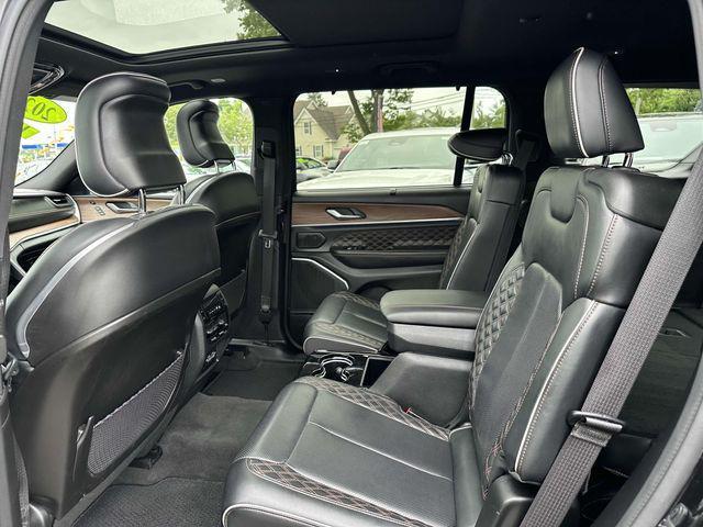 Photo of 2021 Diamond Black Crystal Pearlcoat Jeep Grand Cherokee L